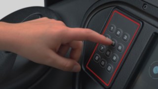Detailaufnahme einer PIN-Tastatur, über die der Fahrer das Fahrzeug freischaltet.