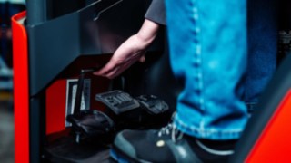 Schubmaststapler von Linde MH mit höhenverstellbarer Pedalplatte