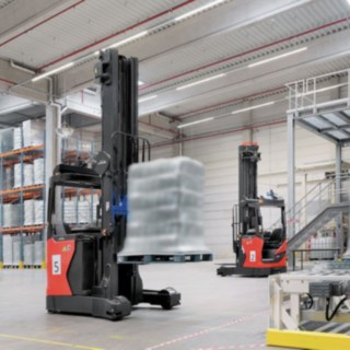 Mehrere R-MATICs von Linde MH transportieren Waren durch das Lager.