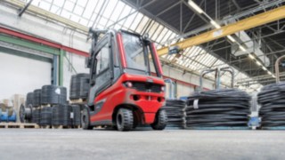 Die neuen Gegengewichtsstapler erreichen bereits in der Standardausführung eine hervorragende Umschlagsleistung. Elektrostapler E30 von Linde Material Handling im Einsatz