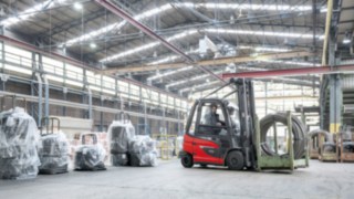 Die neuen Gegengewichtsstapler sind konsequent auf Sicherheit optimiert. Elektrostapler E30 von Linde Material Handling im Einsatz