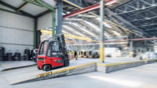 Fahrzeugdaten werden unter Einhaltung höchster Datenschutzstandards übertragen: Der gesamte Einsatz der Fahrzeuge kann so optimal gestaltet werden. Die E-Stapler von Linde Material Handling sind serienmäßig mit einer Datenübertragungseinheit ausgestattet.