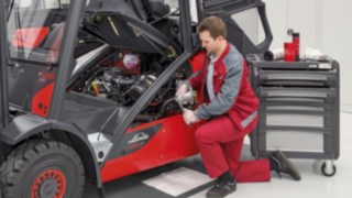 Linde Servicetechniker wechselt den Ölfilter Linde Servicetechniker wechselt den Ölfilter