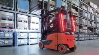 LED Stripes am Stapler im Einsatz im Lager LED Stripes am Stapler im Einsatz im Lager