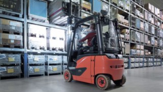 LED Arbeitsscheinwerfer am Stapler im Einsatz im Lager LED Arbeitsscheinwerfer am Stapler im Einsatz im Lager