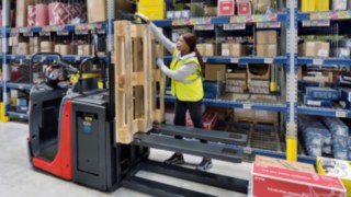 Kommissionierer der N20 Serie von Linde Material Handling Mit den Kommissionierern der N20 Serie von Linde Material Handling ist die Arbeit auf zwei Ebenen problemlos möglich.