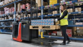 Der Autolift des N16 Li, ein Kommissionierer der N20 Serie von Linde Material Handling Der Autolift des N16 Li, ein Kommissionierer der N20 Serie von Linde Material Handling, senkt die Gabeln automatisch proportional zur steigenden Höhe der Ladung.