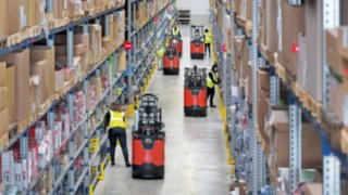 Kommissionierer der neuen N20 Serie von Linde Material Handling in einem Lager Mitarbeiter arbeiten mit Kommissionierern der neuen N20 Serie von Linde Material Handling in einem Lager.