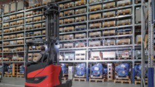 LED Arbeitsscheinwerfer im Einsatz im Lager LED Arbeitsscheinwerfer im Einsatz im Lager