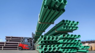 Der Elektrostapler X35 ist mit seinem niedrigen Schwerpunkt auf größtmögliche Kippstabilität ausgelegt. Elektrostapler X35 von Linde Material Handling verräumt Rohre im Außeneinsatz