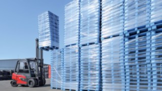 Der X35 ist dank seiner robusten Pendelachse und dem langem Radstand ideal für den Außeneinsatz. E-Stapler X35 von Linde Material Handling stapelt im Außeneinsatz Ware