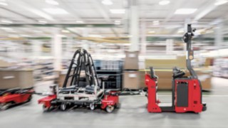 Automatisierte Stapler im Einsatz in einem Lagerhaus Automatisierte Stapler im Einsatz in einem Lagerhaus