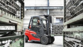 Der H20 – H35 von Linde transportiert Lasten zwischen 2.000 und 3.500 Kilogramm. H20 – H35 von Linde Material Handling transportiert eine Palette im Lager