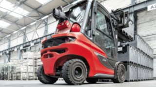 Dieselstapler H35 mit hydrostatischem Antrieb Linde Gabelstapler beim Stapeln von Kisten