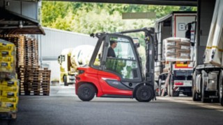 Dieselstapler H30 - der innovative Gabelstapler Linde Gabelstapler in einer Lagerhalle