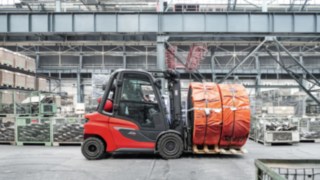 Zahlreiche Assistenzsysteme steigern die Sicherheit für Mensch, Fahrzeug und Umfeld. V-Stapler H30 transportiert Ware im Lager