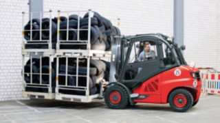 Rückwärtsfahren mit dem drehbaren Fahrerarbeitsplatz von Linde Rückwärtsfahren mit dem drehbaren Fahrerarbeitsplatz von Linde