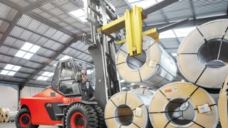 Stapler von Linde Material Handling im Einsatz Ein Fahrzeug von Linde Material Handling transportiert Ware.