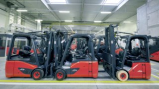 Durch den einheitlichen industriellen Aufbereitsungsprozess ist immer ein hoher Bestand an Gebrauchtstaplern verfügbar. Durch den einheitlichen industriellen Aufbereitungsprozess sind immer viele Gebrauchtstapler im Lager.
