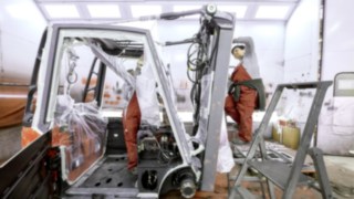 Alle Baugruppen der Approved Trucks werden frisch lackiert. Mast, Chassis und weitere Bauteile der aufbereiteten Stapler werden frisch lackiert.