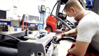 Wann immer nötig, werden die einzelnen Komponenten aufgearbeitet und gereinigt. Einzelne Komponenten des Gebrauchtstaplers werden von einem Mitarbeiter überholt und gereinigt.