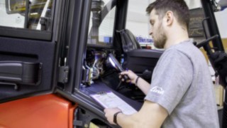 Kein aufgearbeitetes Gebrauchtgerät verlässt das Zentrum ohne finale Qualitätsprüfung. Abschließend prüft der Linde-Mitarbeiter sorgfältig die Qualität der aufbereiteten Gebrauchtgeräte.