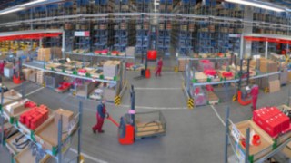 Materialfluss in einem Lager mit Ausstattung von Linde Material Handling Materialfluss in einem Lager mit Ausstattung von Linde Material Handling