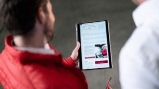 Durch das Flottenmanagementsystem von Linde Material Handling werden die Fahrzeuge vernetzt und verwaltet. Flottenmanagementsystem von Linde Material Handling