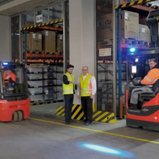 Linde Safety Scan - Beratungsitation im Lager, E-Stapler und Schubmaststapler sind mit dem Linde Blue Spot ausgestattet. Linde Safety Scan - Beratungsitation im Lager, E-Stapler und Schubmaststapler sind mit dem Linde Blue Spot ausgestattet.
