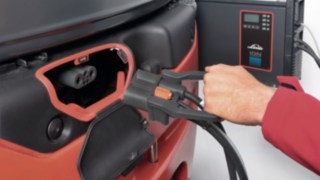 E-Stapler von Linde beim Aufladen. E-Stapler von Linde beim Aufladen.