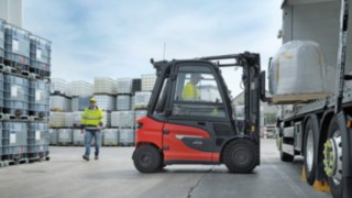 Die Künstliche Intelligenz der Kamera registriert Fußgänger in Fahrzeugnähe und ist auf Personen in Arbeits- und Schutzkleidung optimiert. Linde X25 auf dem Werksgelände von CEMEX
