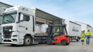 Erkennungszonen und Warnmechanismen der Reverse Assist Camera lassen sich individuell an das jeweilige Fahrzeug und die Anforderungen vor Ort anpassen. Linde X25 und zwei Fußgänger auf dem Werksgelände von CEMEX