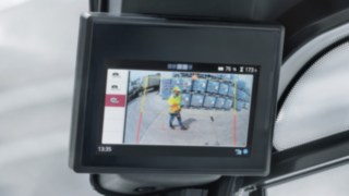 Das System unterscheidet Menschen von anderen Hindernissen und warnt den Staplerfahrer in mehreren Stufen vor einem drohenden Zusammenstoß. Display der Reverse Assist Camera