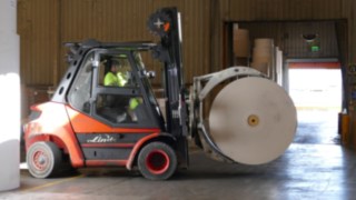 Linde V-Stapler mit Rollenklammern im Einsatz bei Barcelona Cartonboard Linde V-Stapler mit Rollenklammern im Einsatz bei Barcelona Cartonboard