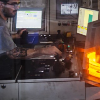 In der radial-axialen Walzenmaschine begegnen sich archaische Kräfte und modernste Steuerungstechnik. Ein Mitarbeiter von Bohemia Rings im Einsatz.