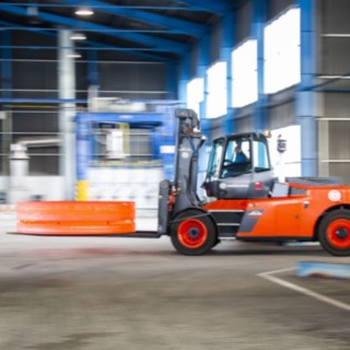 Das Produkt wird zum Härtebecken gebracht. Der H160 auf dem Weg zum Härtebecken.