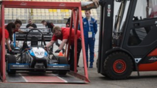 Linde Mietstapler hebt race car mit besonderer Vorrichtung