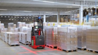 Der Linde L-MATIC erkennt selbstständig, welche Plätze am Übergabepunkt frei sind und füllt sie entsprechend auf. Der Linde L-MATIC erkennt selbstständig, welche Plätze am Übergabepunkt frei sind und füllt sie entsprechend auf.