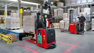 Der Linde L-MATIC transportiert Lasten von bis zu 1.000 Kilogramm. Der Linde L-MATIC transportiert Lasten von bis zu 1.000 Kilogramm.