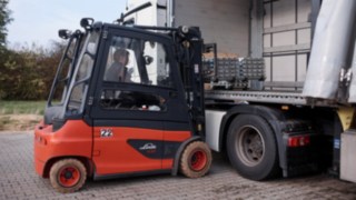 E-Stapler E35 von Linde Material Handling bei der Reinheimer Grass GmbH Der E-Stapler E35 von Linde Material Handling verlädt bei der Reinheimer Grass GmbH Metall.