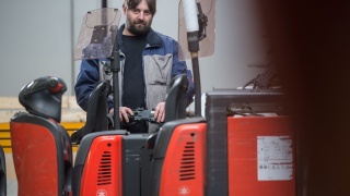 Mitarbeiter der Gusto AG lädt Kommissionierer mit Lithium-Ionen-Batterie Mitarbeiter der Gusto AG lädt Kommissionierer mit Lithium-Ionen-Batterie