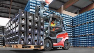 Der Gasstapler H35 von Linde mit optimierter Rundumsicht. H35 im Einsatz in der Getränkeindustrie