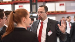 Frank Heptner von Linde Material Handling Frank Heptner im Gespräch mit zwei Personen