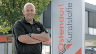 Uwe Fröhle steht vor dem Firmengebäude von Gebr. Ostendorf GmbH in Vechta.
