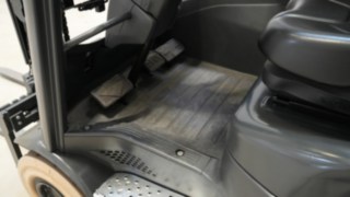 Der Fußraum ist bei den Xi-Modellen von Linde sehr komfortabel. Der Fußraum der Xi-Modelle von Linde im Detail.