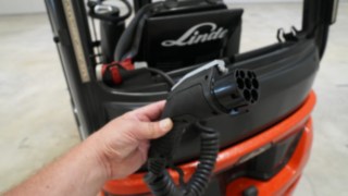 Die Linde Xi-Modelle können mit regulären Linde-Ladegeräten oder über ein integriertes On-Board-Ladegerät geladen werden. Die Ladetechnologie der Xi-Modelle von Linde in der Detailansicht.