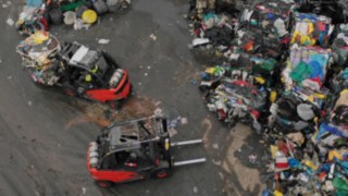 V-Stapler bewegen die Müllberge auf dem Recyclinghof von Willimantic