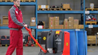 Niederhubwagen T20 von Linde Material Handling Mann mit Niederhubwagen T20 von Linde Material Handling