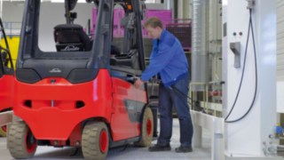 Fördermaßnahmen für den Einsatz von Lithium-Ionen-Antrieben oder Wasserstofftechnologien können anfallende Kosten zusätzlich reduzieren. Fördermaßnahmen für den Einsatz von Lithium-Ionen-Antrieben oder Wasserstofftechnologien können anfallende Kosten zusätzlich reduzieren.