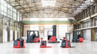 Linde bietet 2017 Lithium-Ionen-Modelle in allen Gabelstapler-Baureihen bis fünf Tonnen Tragfähigkeit an, erweitert das Portfolio aktuell um Hochhub-, Niederhub- und Doppelstockbelader-Modelle. Linde bietet 2017 Lithium-Ionen-Modelle in allen Gabelstapler-Baureihen bis fünf Tonnen Tragfähigkeit an, erweitert das Portfolio aktuell um Hochhub-, Niederhub- und Doppelstockbelader-Modelle.